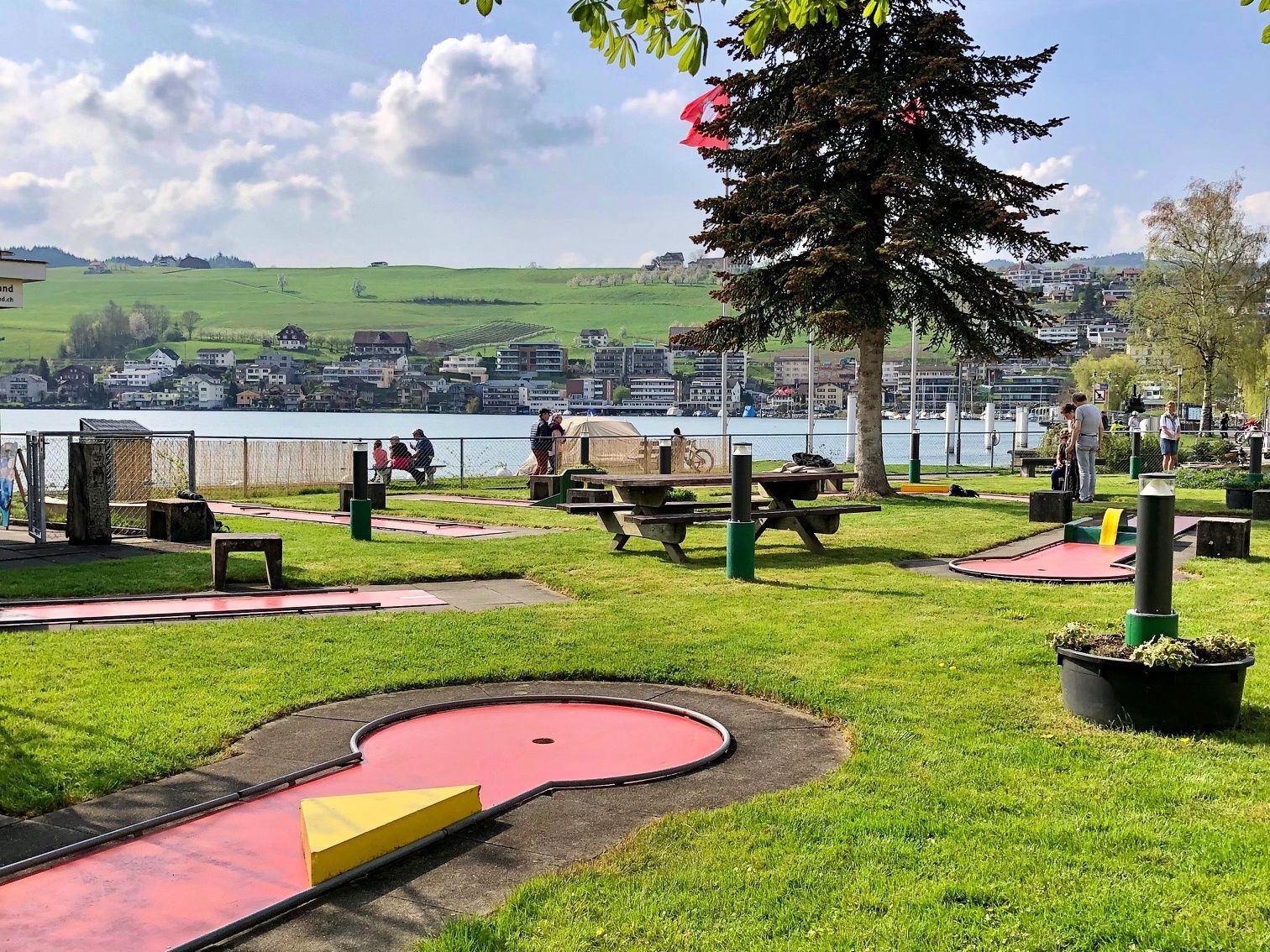 キュスナハト・アム・ゼーの周囲を見渡せるミニゴルフコース、家族やグループに最適。