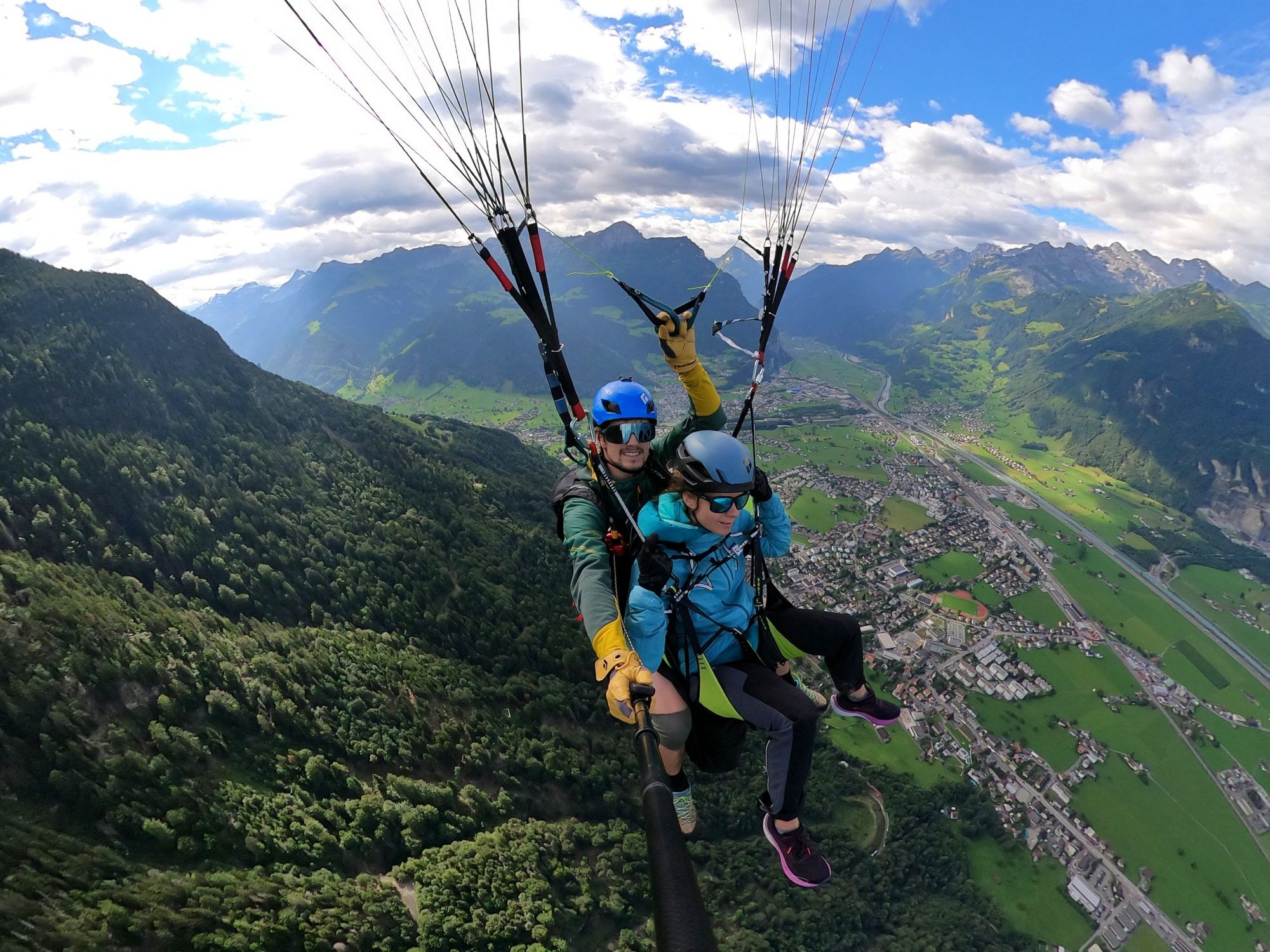 パラグライダー：エッグベルグ上空のタンデムフライト、壮観な山々と緑の谷を眺める。