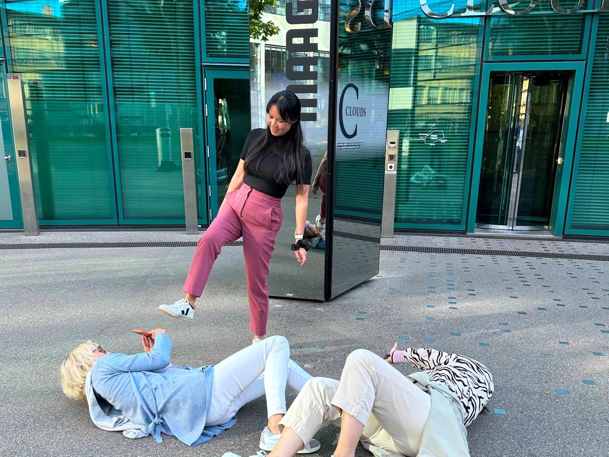 발바닥 효과: 도시의 도시적 배경에서 사진 촬영 시 그룹이 창의적으로 포즈를 취하고 있습니다.