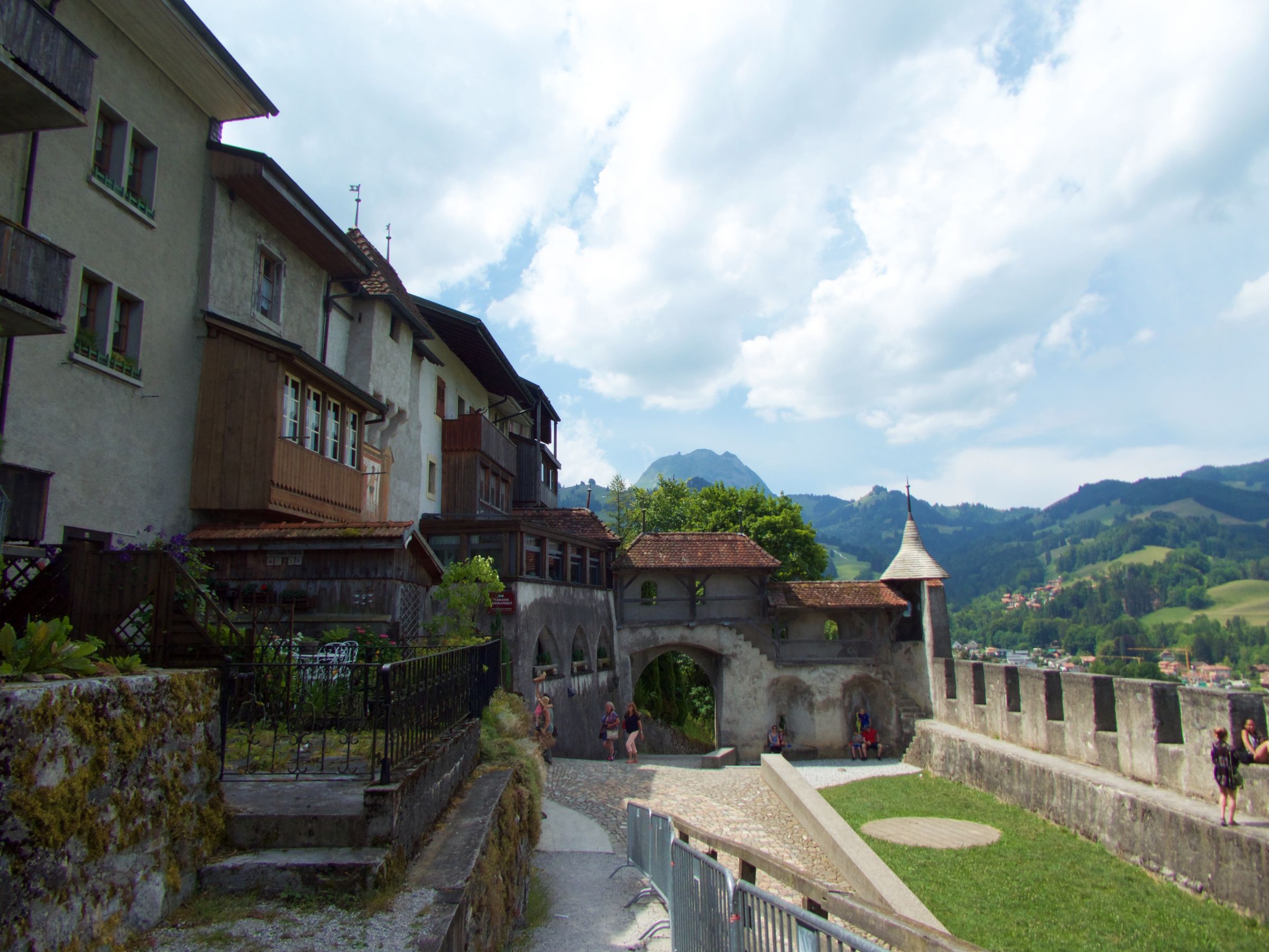 Gruyères: historical architecture surrounded by mountains and nature. Discover this charming village.