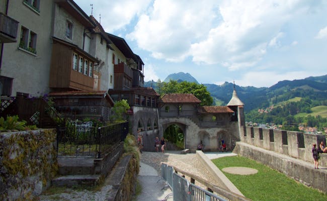 Gruyères: historical architecture surrounded by mountains and nature. Discover this charming village.