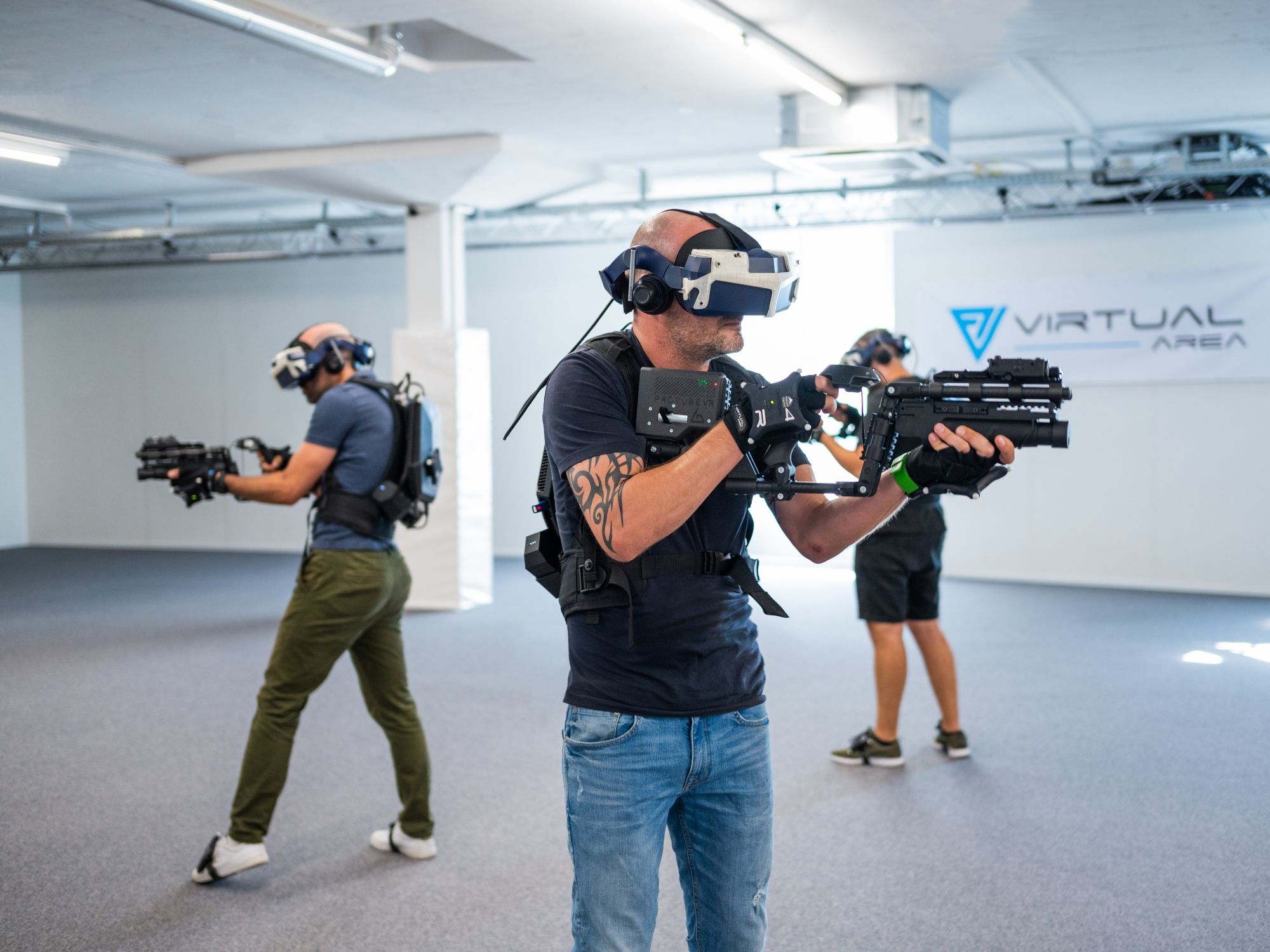 VRゲーム: バーチャルリアリティ装置を身に着けたプレイヤーのグループによるエキサイティングな雰囲気。