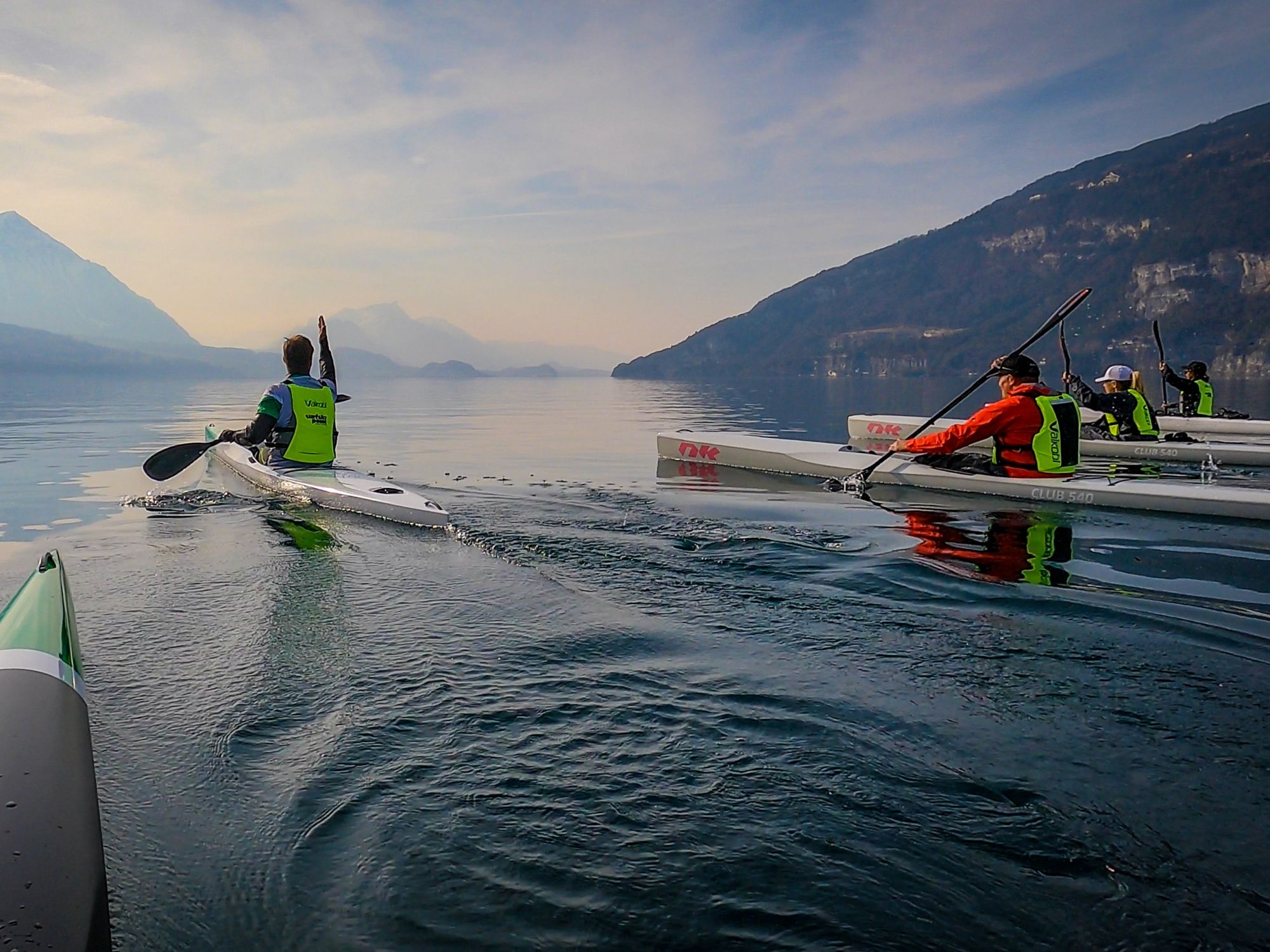 Surfski Basiskurs am Thunersee mit sportlichen Kajakfahrern und herrlicher Berglandschaft