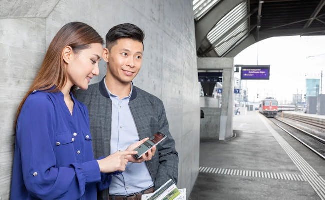 ผู้โดยสารรถไฟตรวจตั๋วที่สถานีซูก