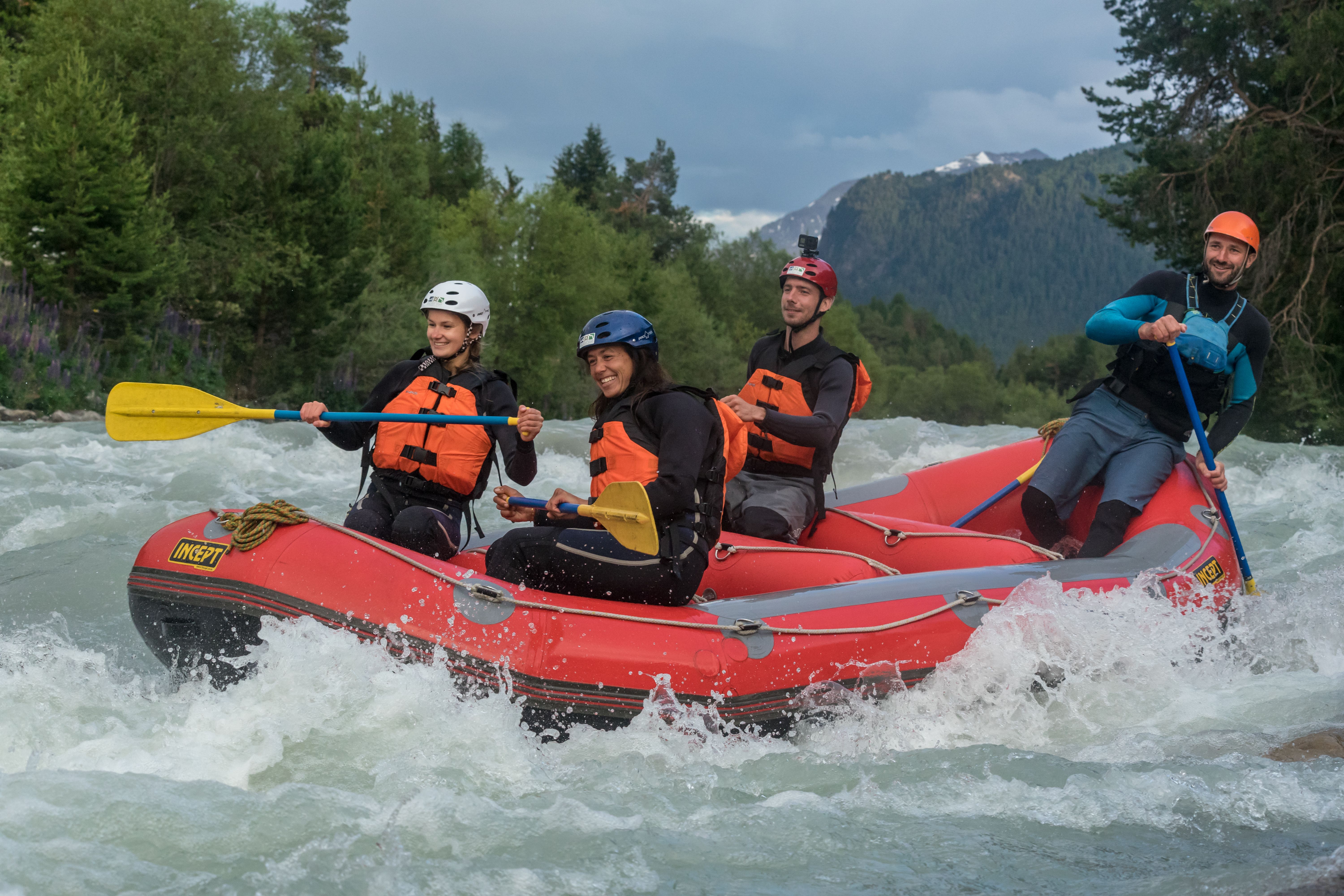 자연에서 노를 젓는 빨간 고무 보트에서 가족들과 함께하는 에기단 강 래프팅
