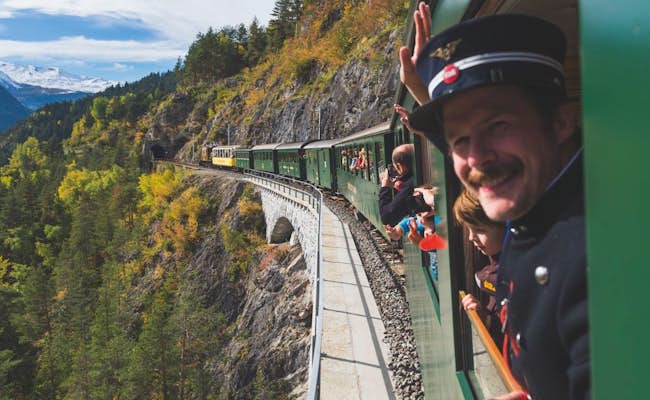 Adventure train with Linard Bardill to the land of colors (Photo: Rhaetian Railway)