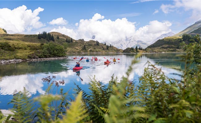 Kajaksejlads på Trübsee i 2023, alpin landskab, roligt vand, bjerge i baggrunden