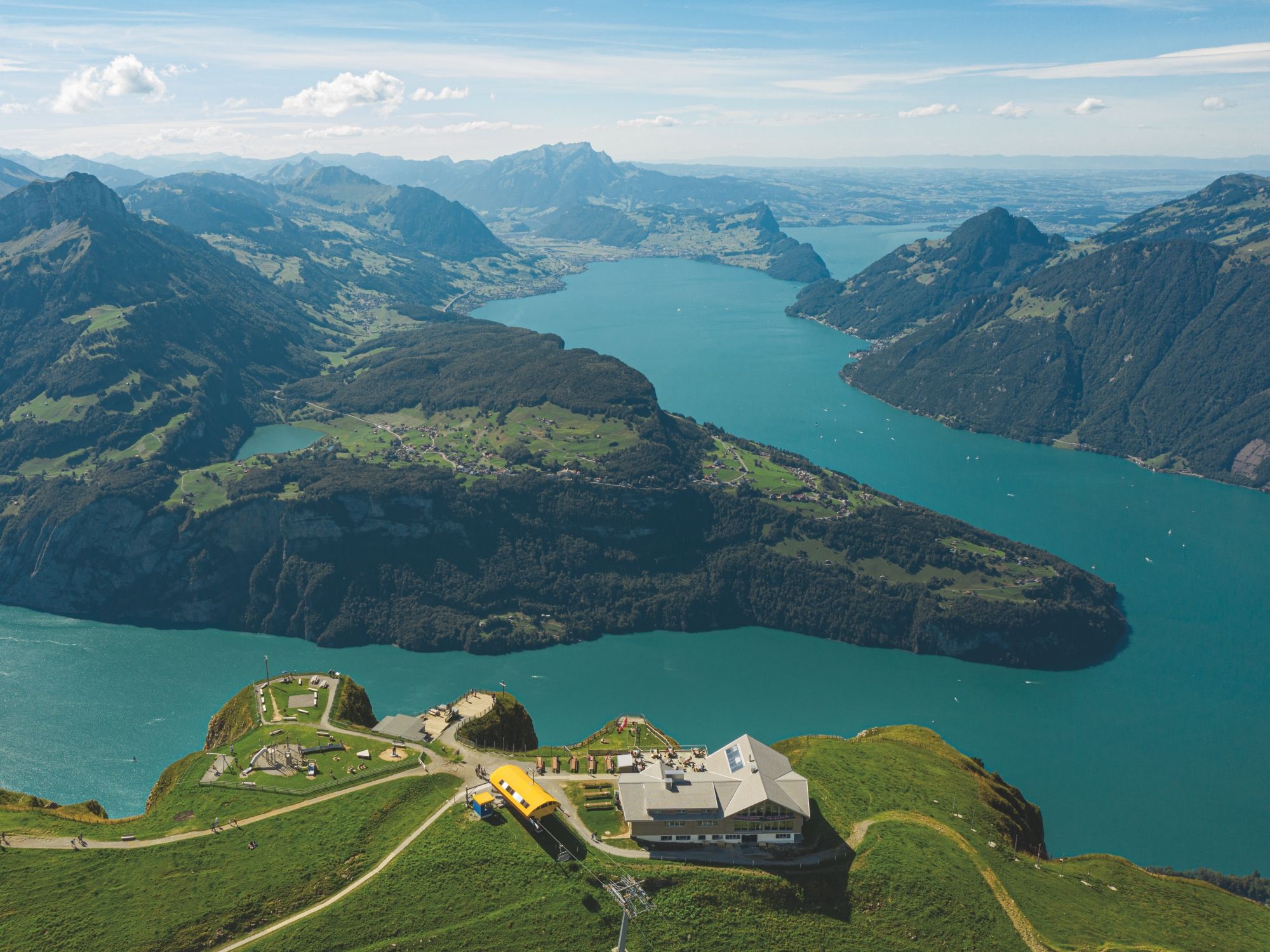 Lago di Quattro Cantoni con bella vista su montagne e paesaggio.