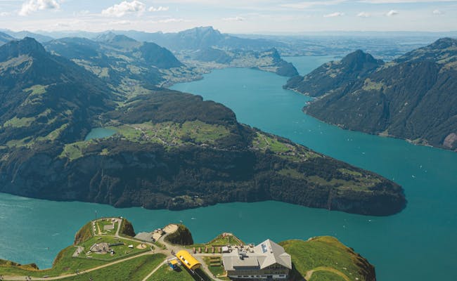 Vierwaldstättersee mit schöner Aussicht auf Berge und Landschaft.