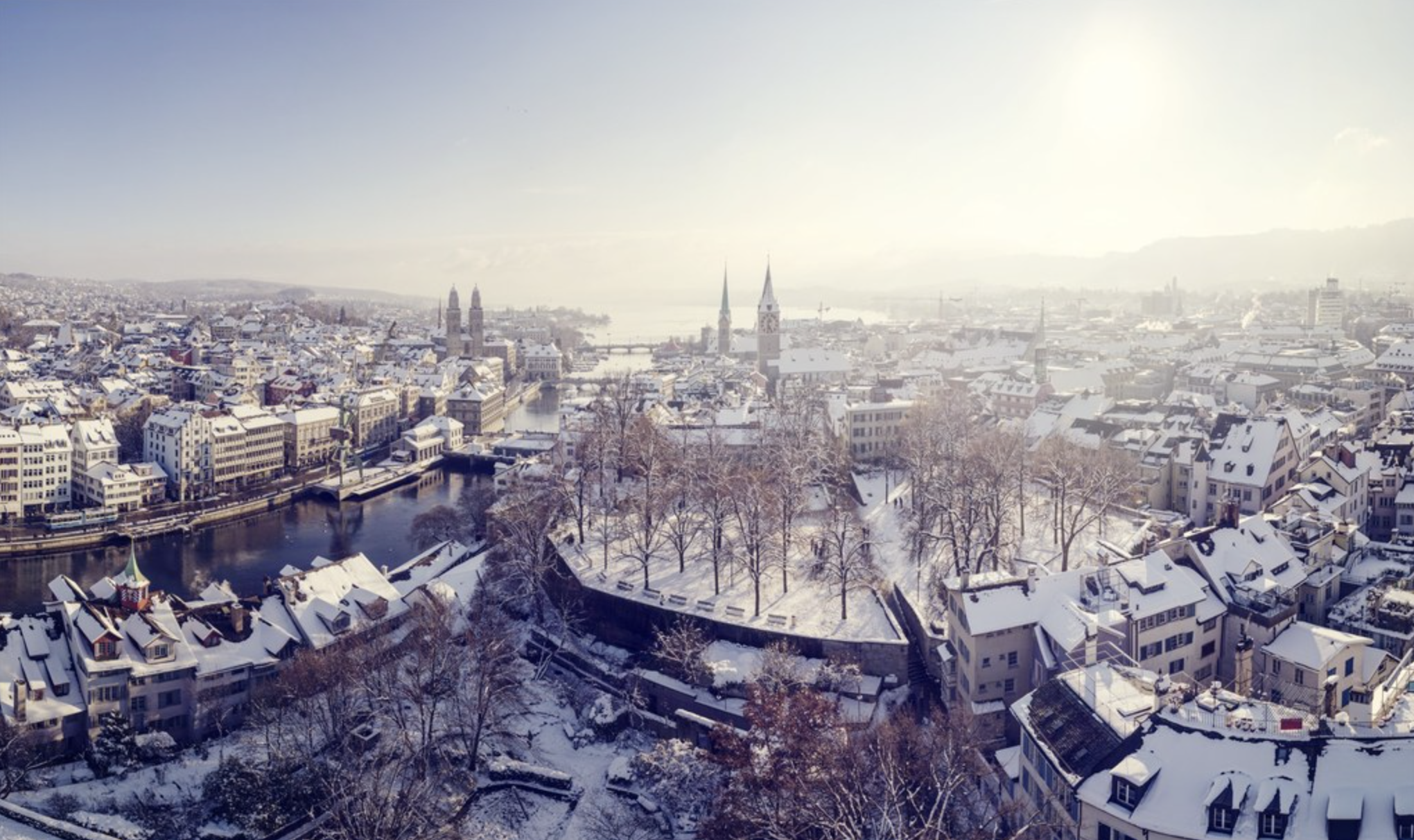 ซูริกในฤดูหนาวมีหลังคาและต้นไม้ปกคลุมไปด้วยหิมะ, ทัศนียภาพเมืองประวัติศาสตร์