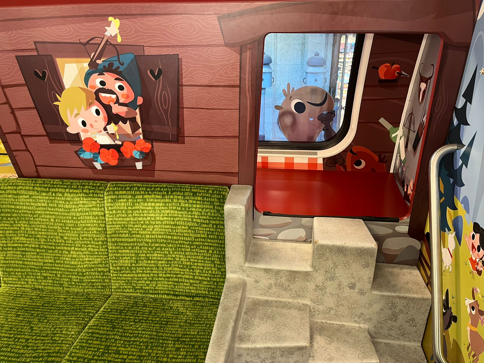 색깔이 다채로운 캐릭터와 친근한 환경이 있는 어린이 놀이터. 창의적인 모험에 적합합니다.