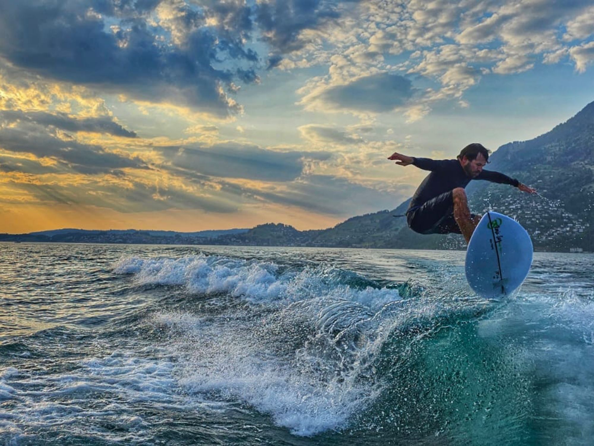 Wakesurf-Lakelucerne: Sporters bij het wakeboarden op het water voor een schilderachtige achtergrond.