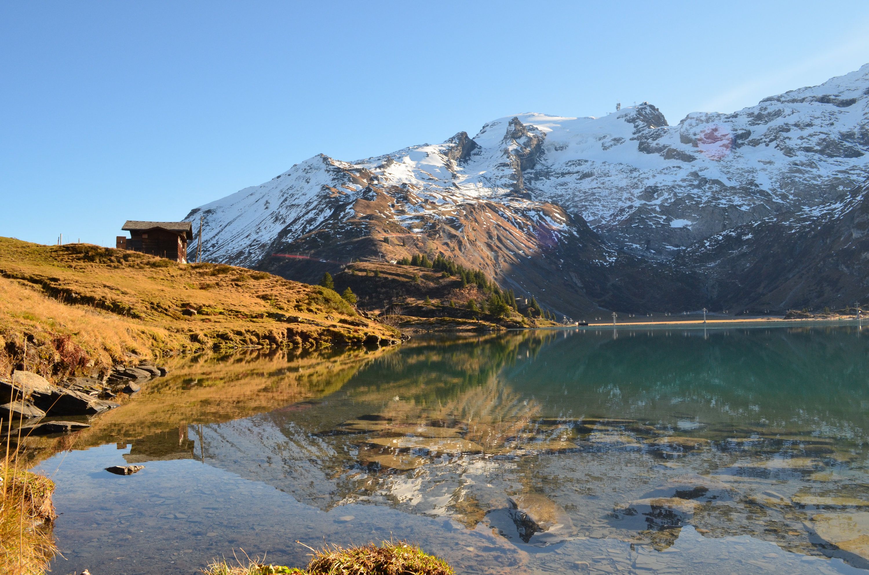 Titlis: Panoramisch uitzicht op de Titlis en het heldere bergmeer omringd door de Alpenlandschappen.
