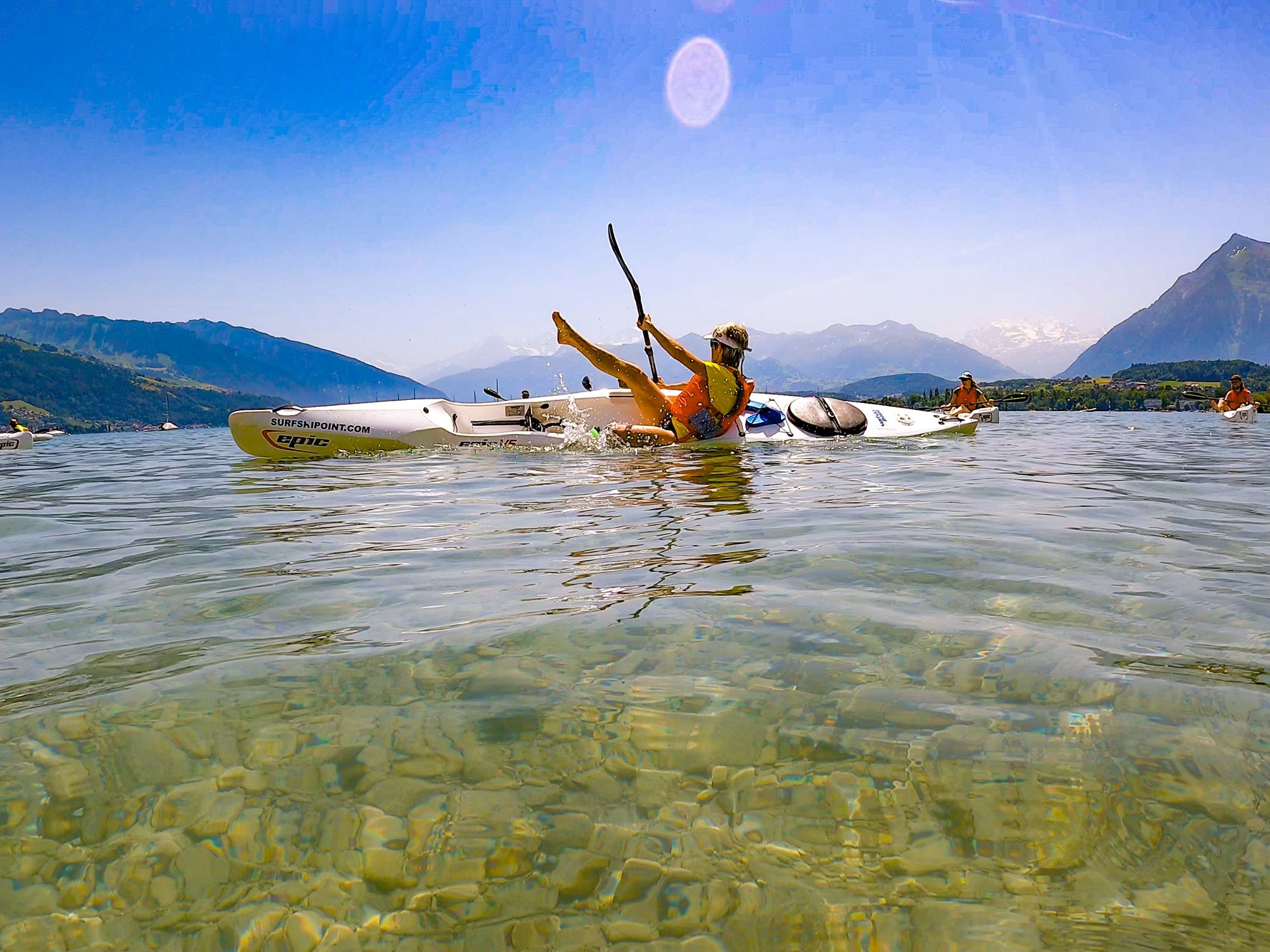 Corso introduttivo al Lago di Thun: Vivi l'esperienza del kayak nella natura con il bel tempo estivo al Lago di Thun.