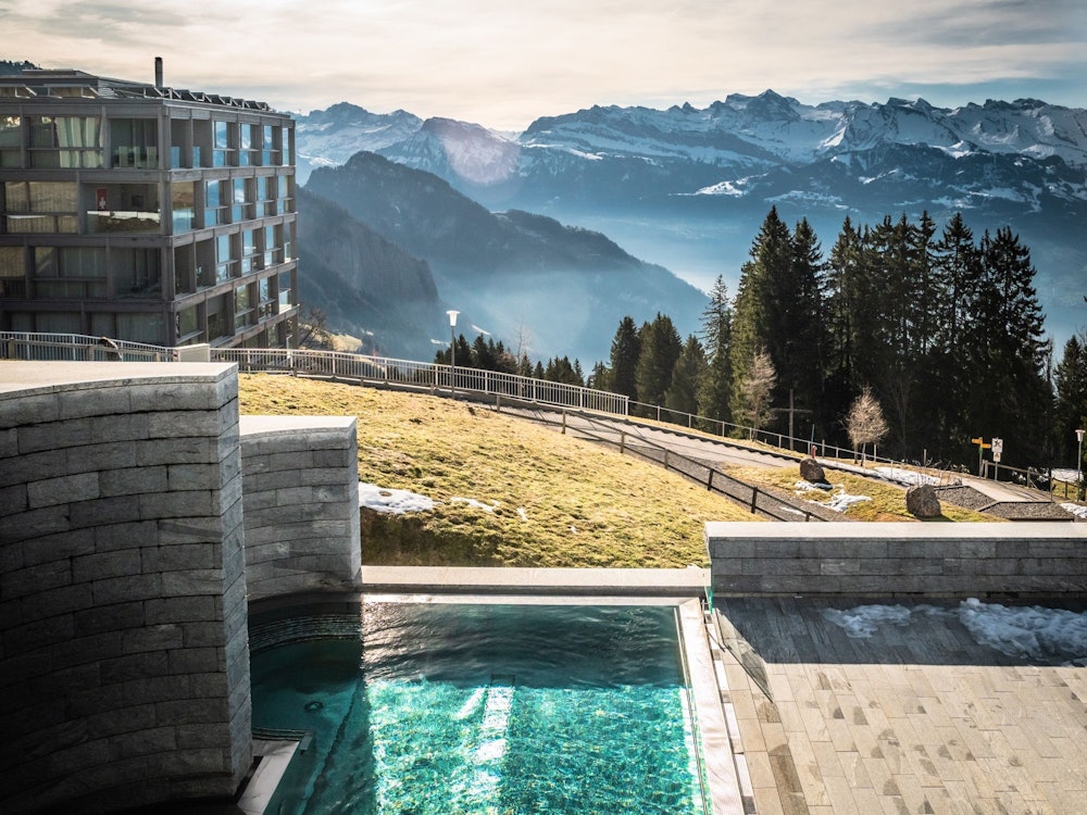 Rigi Kaltbad: entspanne in der Therme mit Blick auf die Berge und die Natur, ideal für Wellness-Liebhaber.