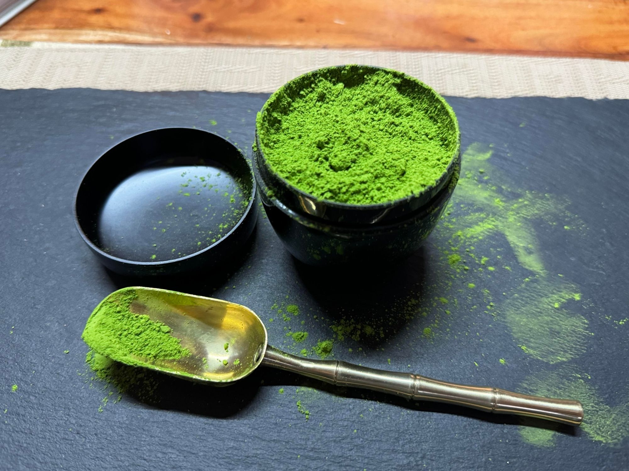 Cérémonie du thé : fine poudre, ustensiles et cadre naturel pour des moments de détente.