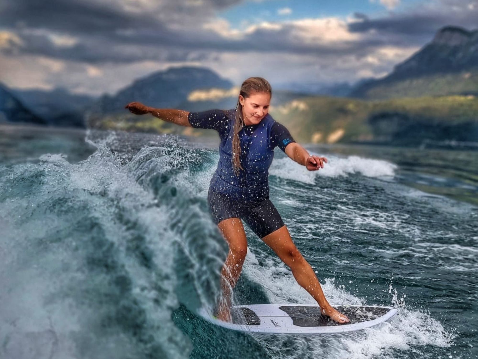 Wakeboarden op het water in Zwitserland met een sportieve atleet, zomeractiviteit.