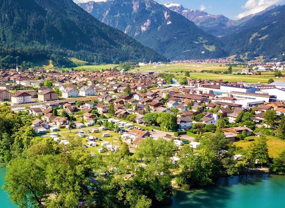 Interlaken : un charmant village entouré de montagnes et de nature, idéal pour des aventures estivales.