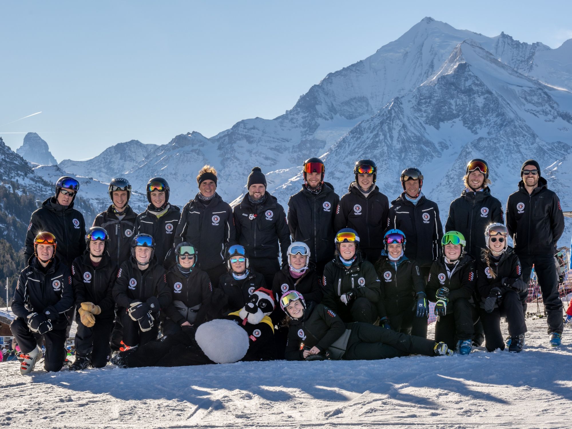 Skischool Hannigalp: Skileraar met team in schilderachtige winterlandschap voor skilessen.