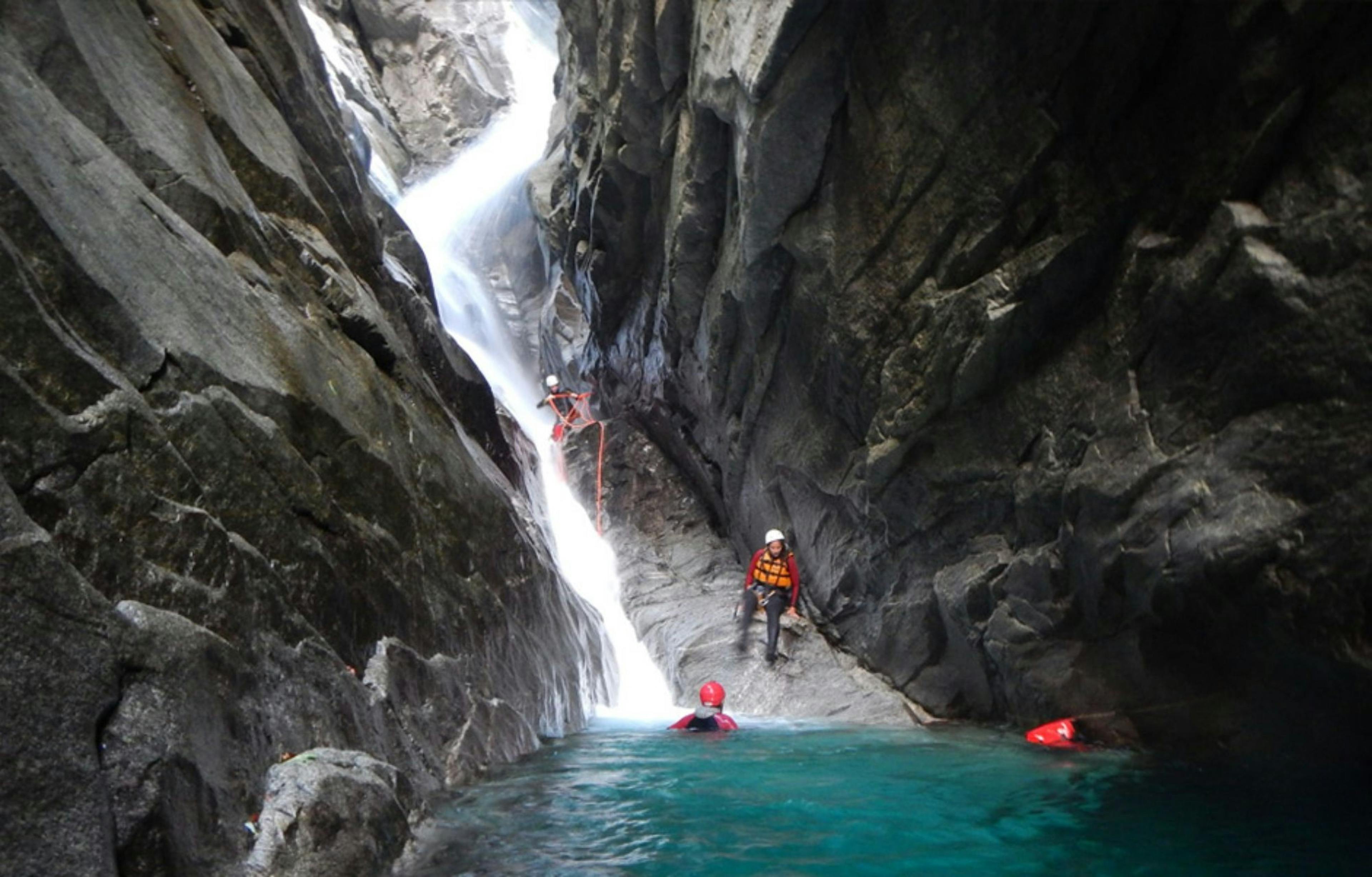 Gondo Canyoning: Erlebe mit Freunden das aufregende Wasserabenteuer in der Schweiz.