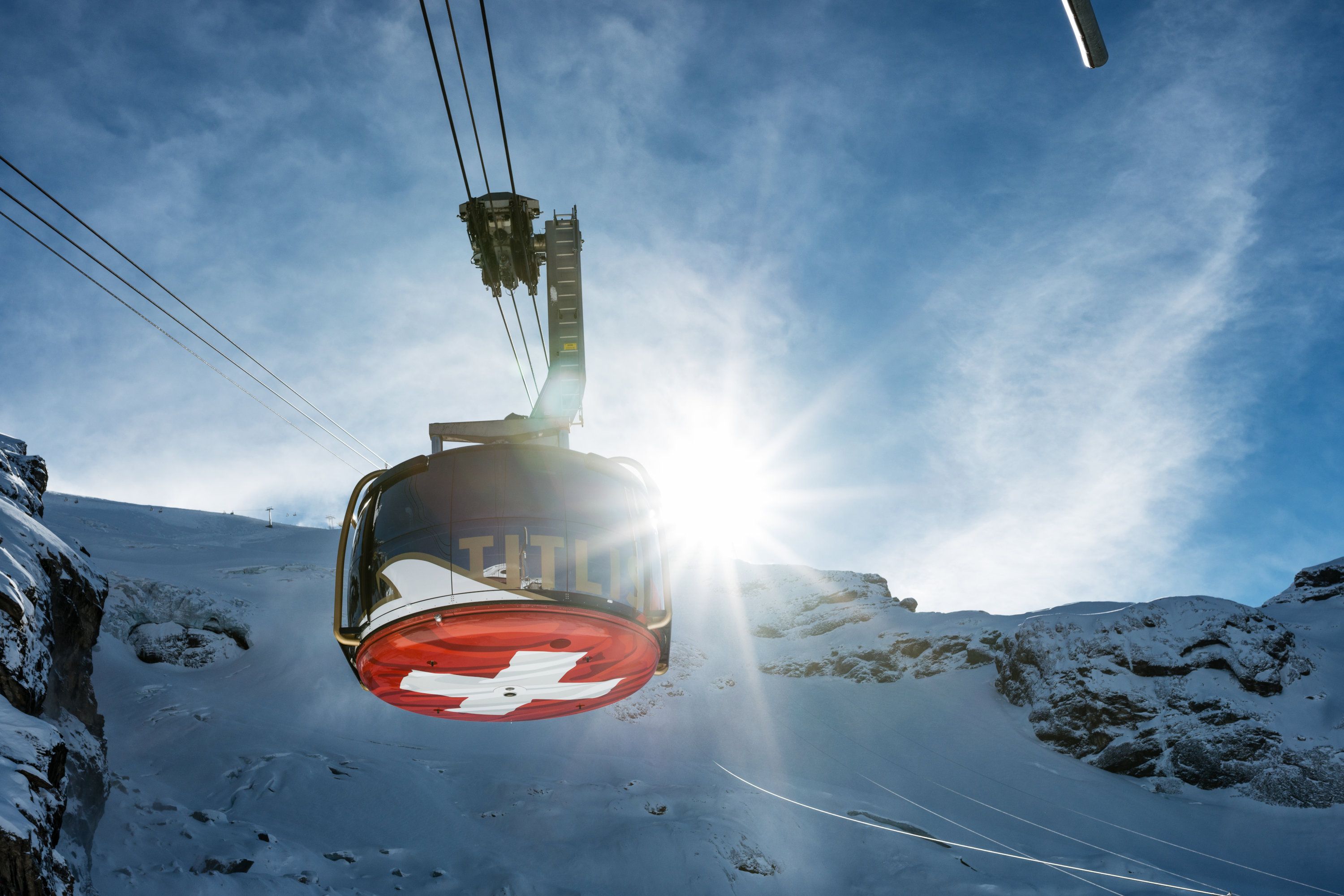 Titlis: Rotair-kabelbaan brengt je naar een ski-avontuur in het betoverende winterlandschap van Zwitserland.