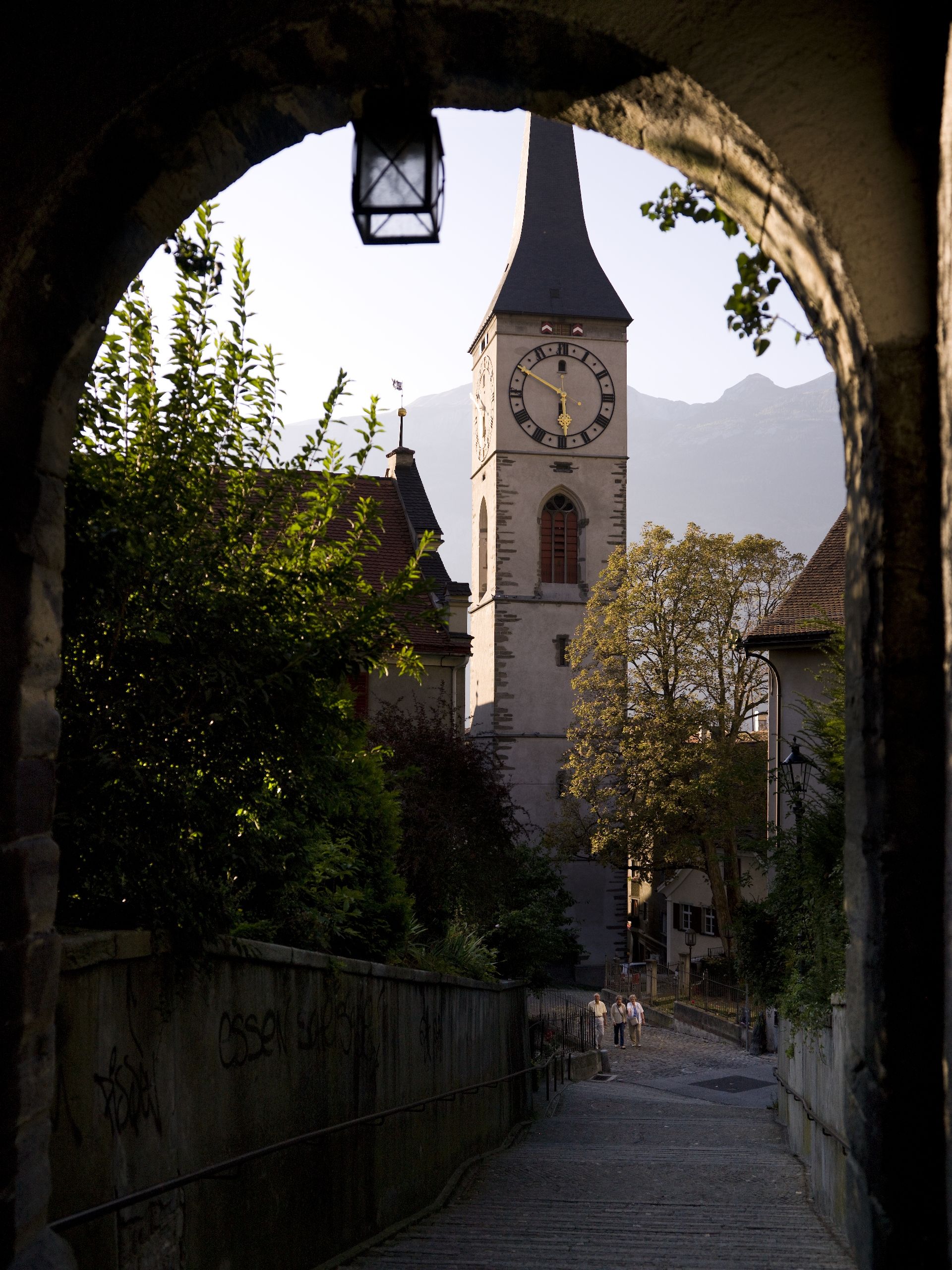 منظر لبرج الجرس مع وجه الساعة والمحيط.