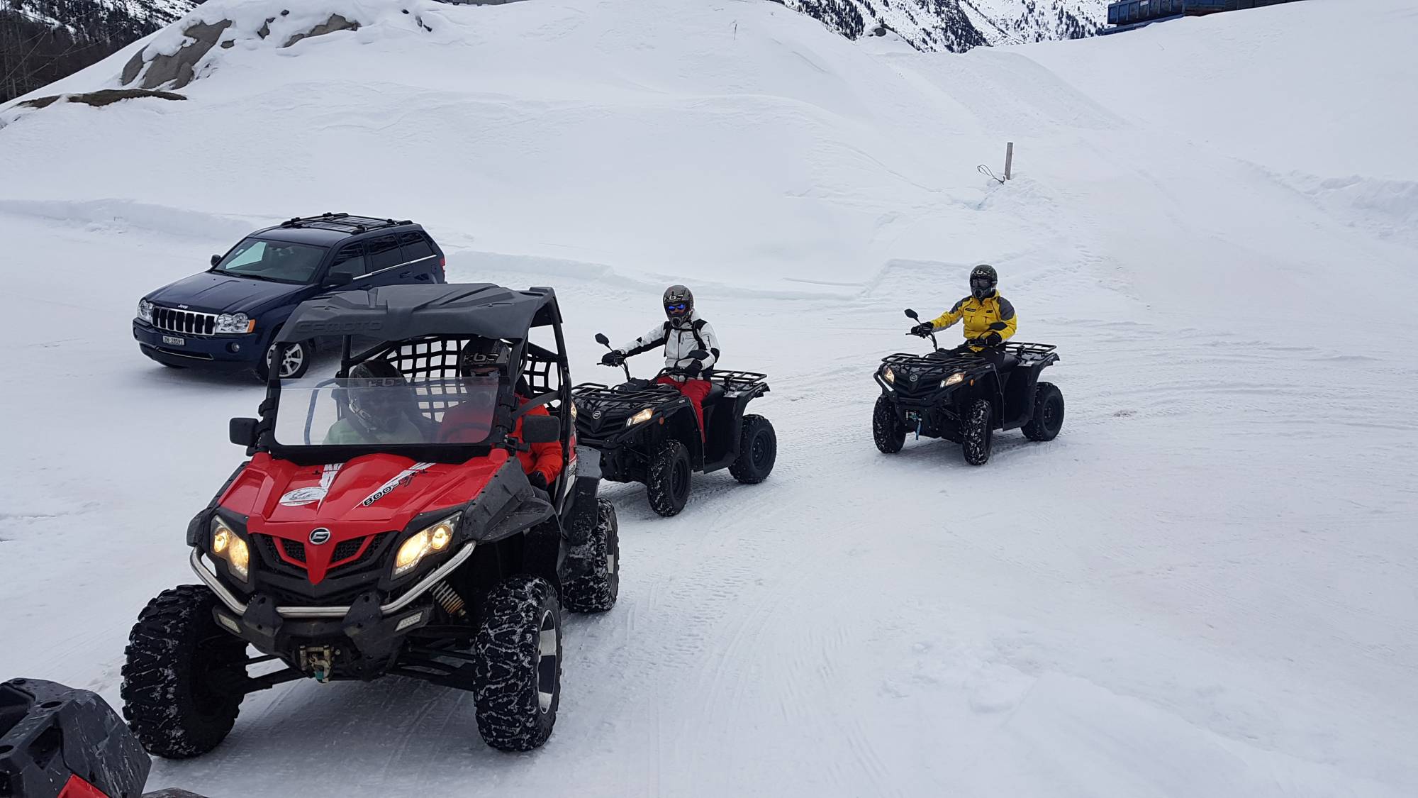Tour en quad en el paso Splügen, paisaje invernal, conductor de ATV