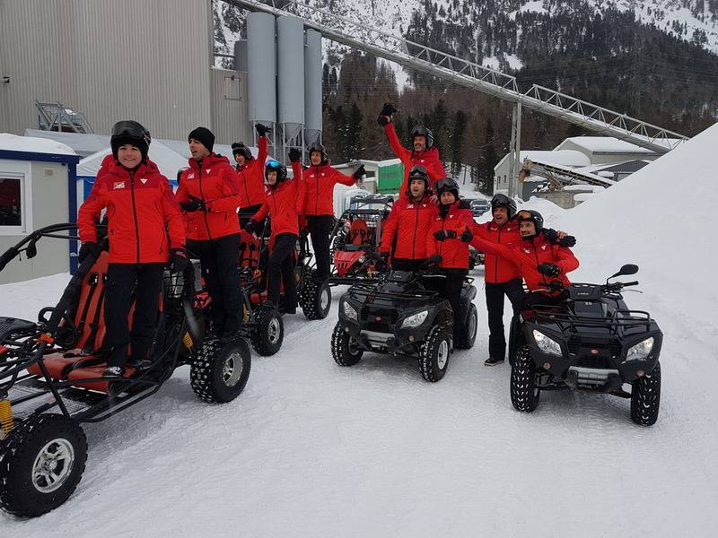 Tour en quad en el paso Splügen con vehículos grupales en la nieve
