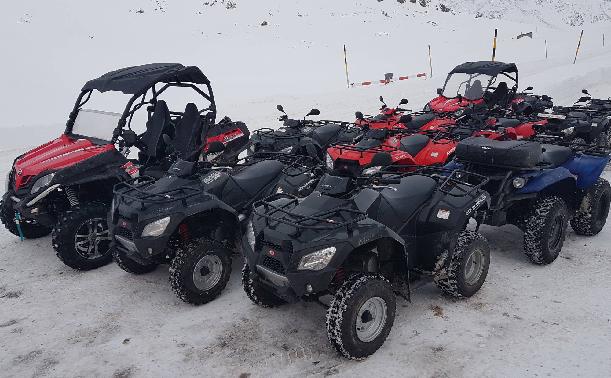 Quadbilar på snö vid HB Adventure Schweiz. Vinters aktiviteter