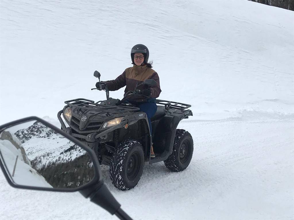 ATV Provetur, kvinna kör fyrhjuling på snö