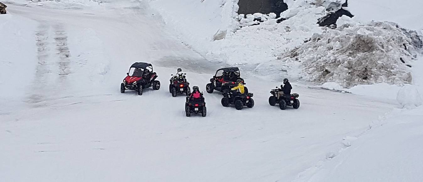 Tour en quad por el paso Splügen con nieve y vehículos