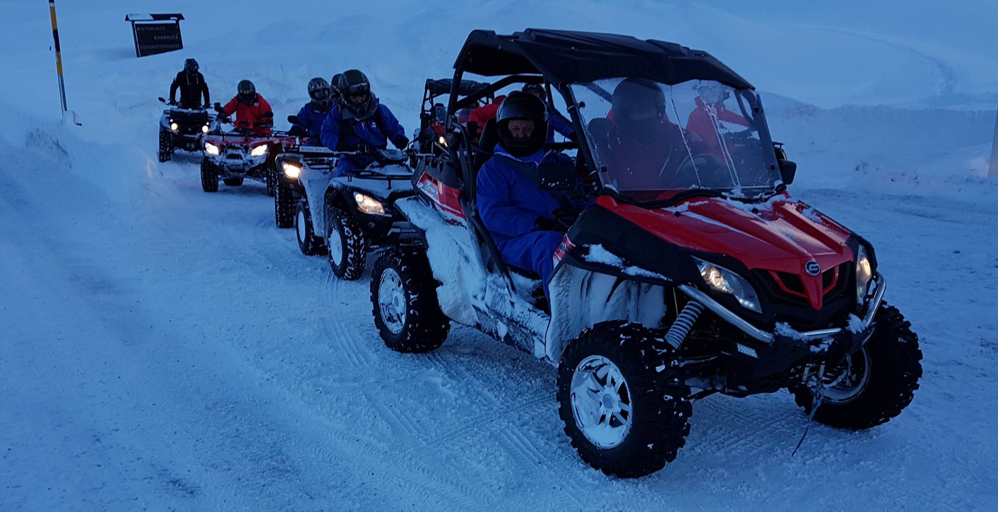 Quadkörning på Berninapasset med ATV, snö och vinterkläder
