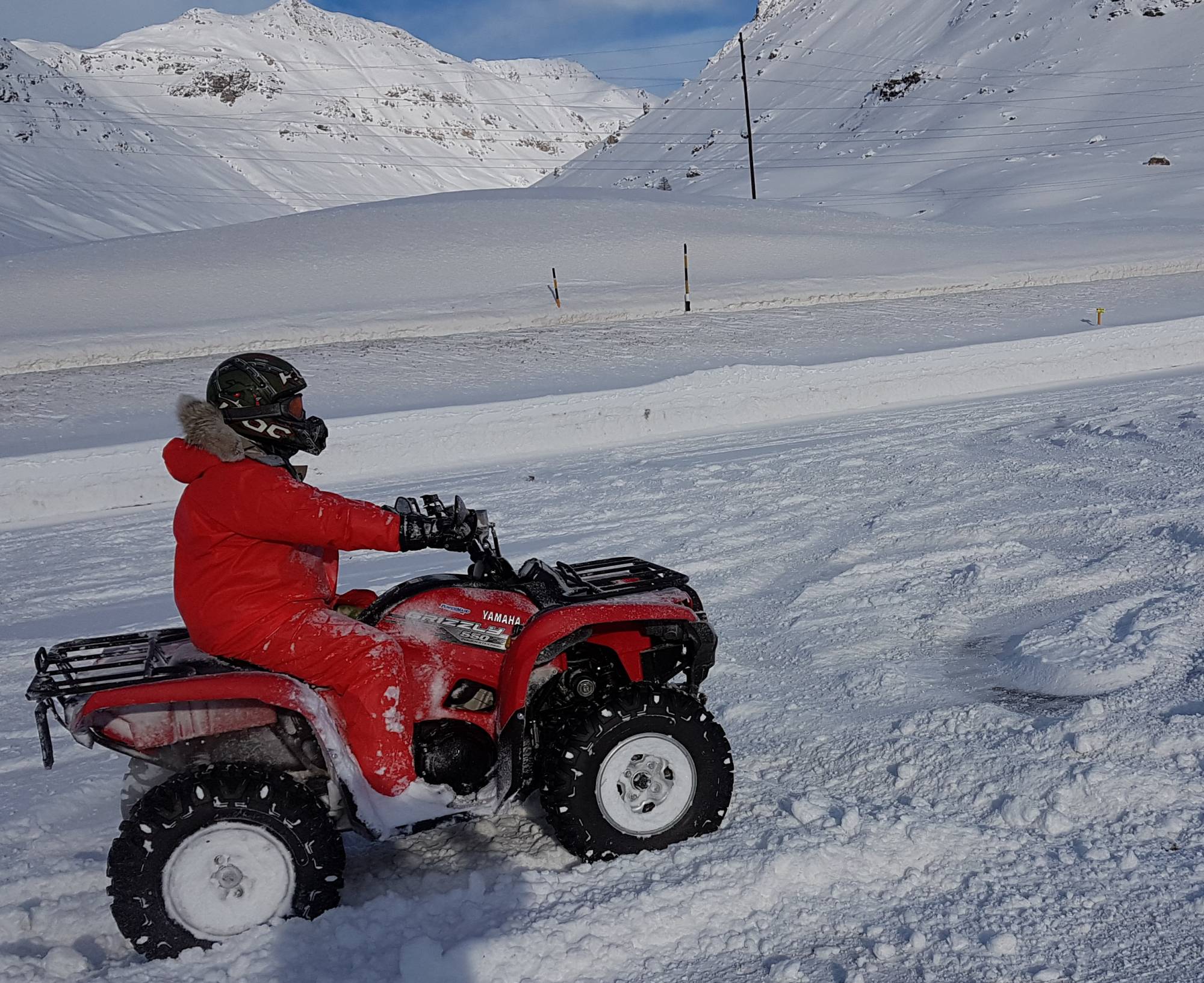 ATV-äventyr på snötäckta vägen vid Berninapasset.