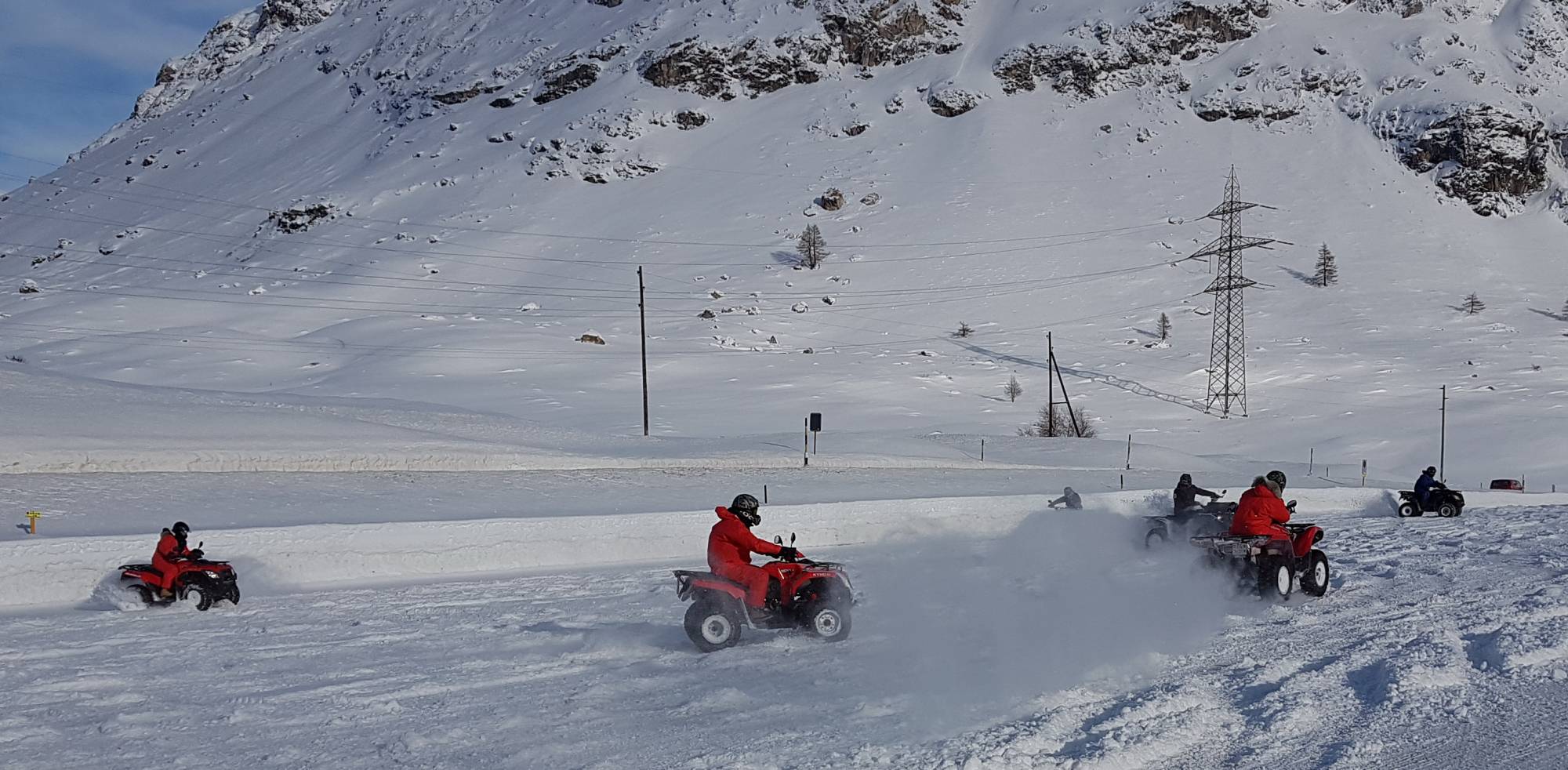 ATV-tur till Berninapasset med snö och fyrhjulingar.