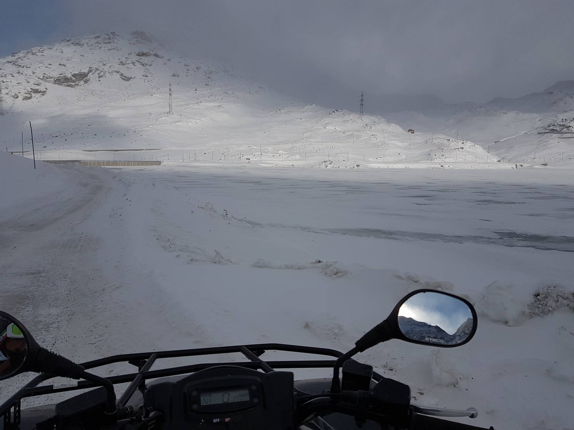 ATV-tur till Bernina-passet med fyrhjulingar på snö, vinterlandskap.