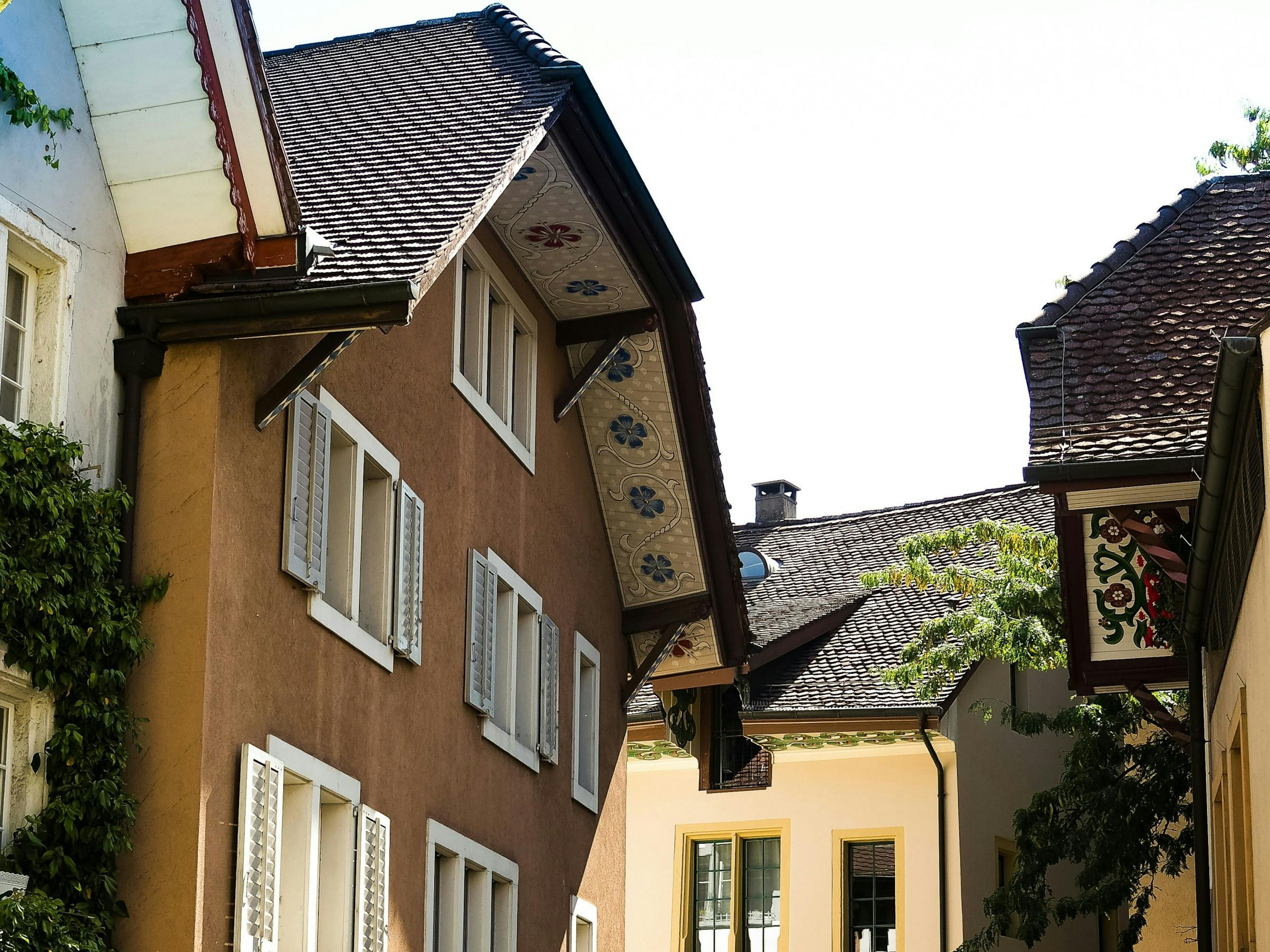 Aarau: Kota bersejarah dengan rumah-rumah yang menawan dan arsitektur khas saat musim panas.