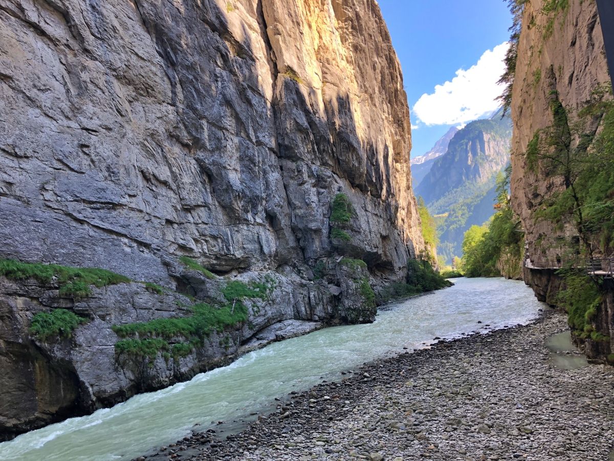 Aaresloken, vandring längs floden med imponerande klippor.