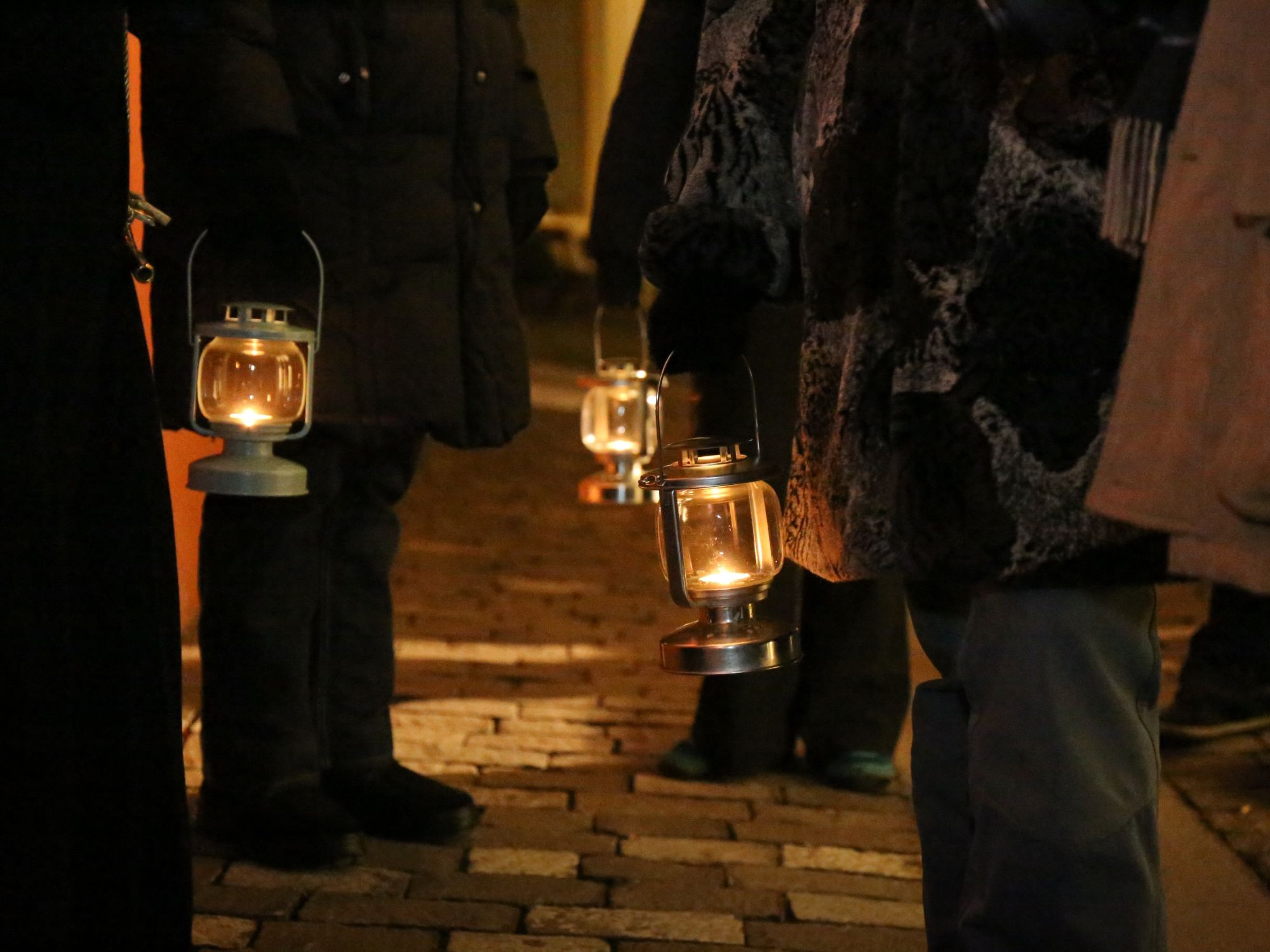 Zwiedzanie miasta wieczorem w Chur z latarniami w ręku