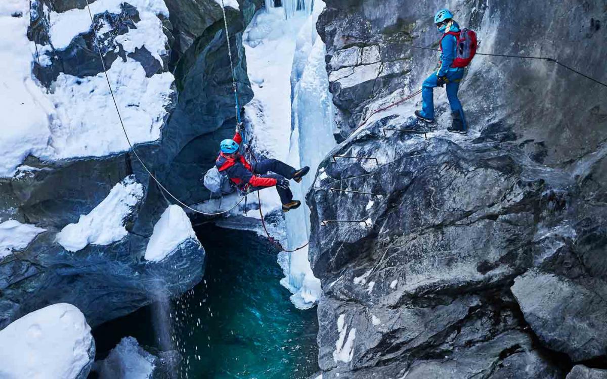 冬のゴルナー峡谷の冒険、クライミング、氷、渓谷