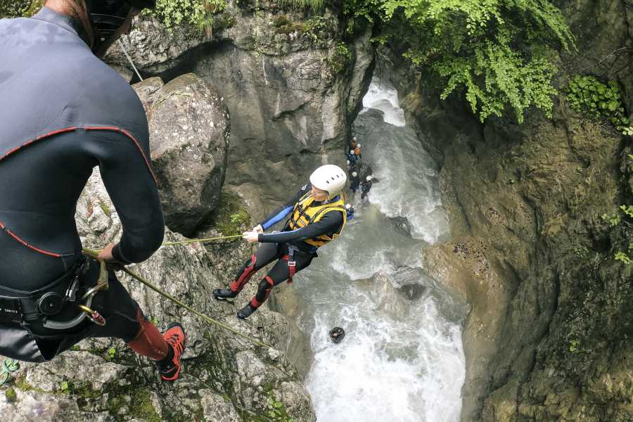 Rappel de 10 metros en canyoning en la garganta de Saxeten