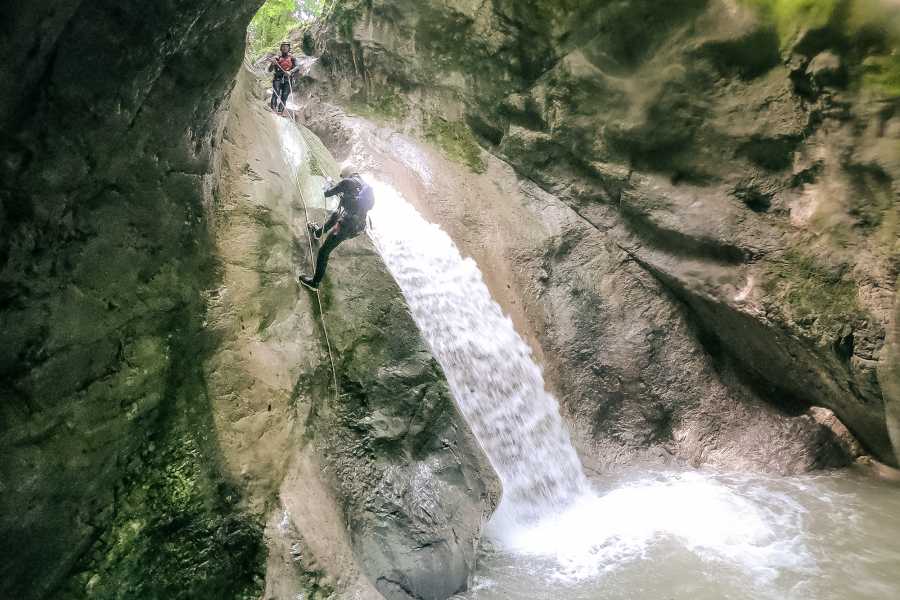 Rapel para principiantes en canyoneering en la Saxetenschlucht con cascada