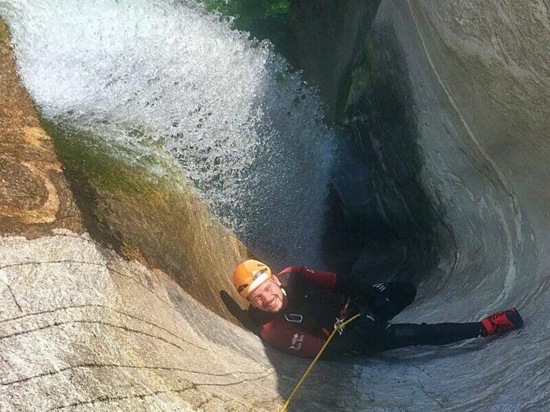 Iragna Canyoning: Zjazd na linie w wąwozie z wodospadem