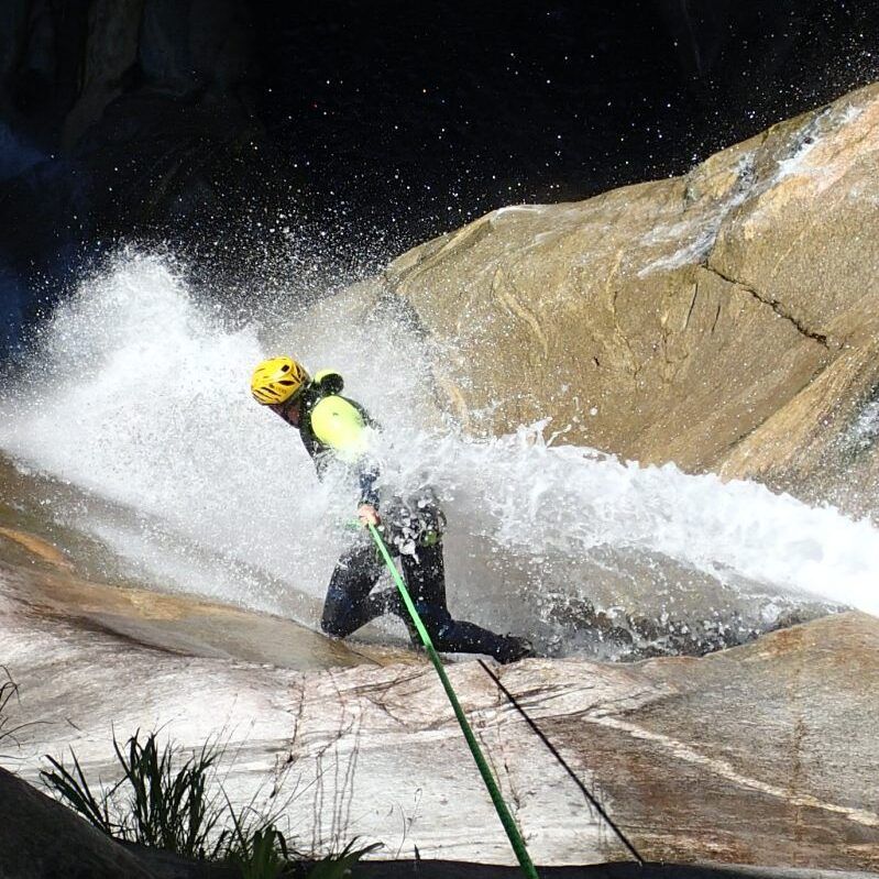 लॉड्रीनो कैनियनिंग: गर्मियों में प्रकृति में रोमांचक साहसिक यात्रा का अनुभव करें