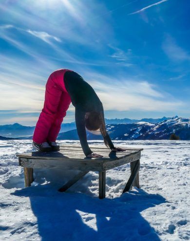 Esercizi di yoga nella neve: vivi il relax e il fitness in un paesaggio invernale unico.