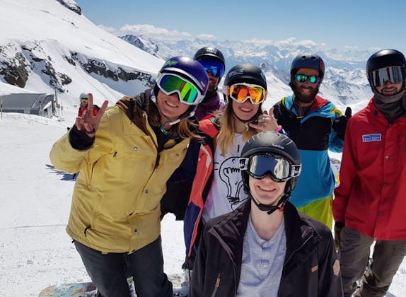 Esquiar con amigos en Montafon: Diversión en la nieve con equipos de esquí de última generación.