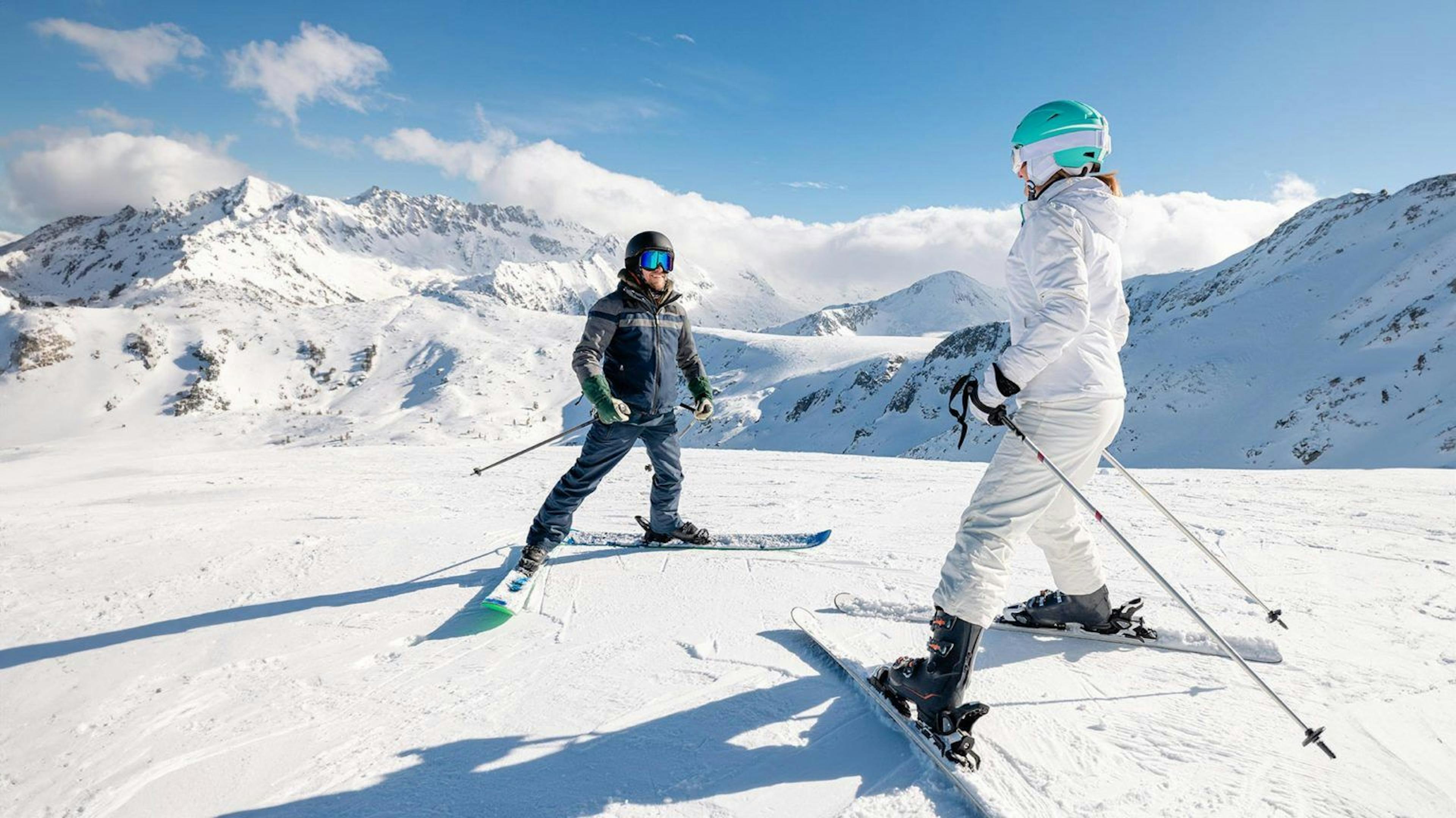 Privé cursus skiën in de bergen met sneeuw en zonneschijn