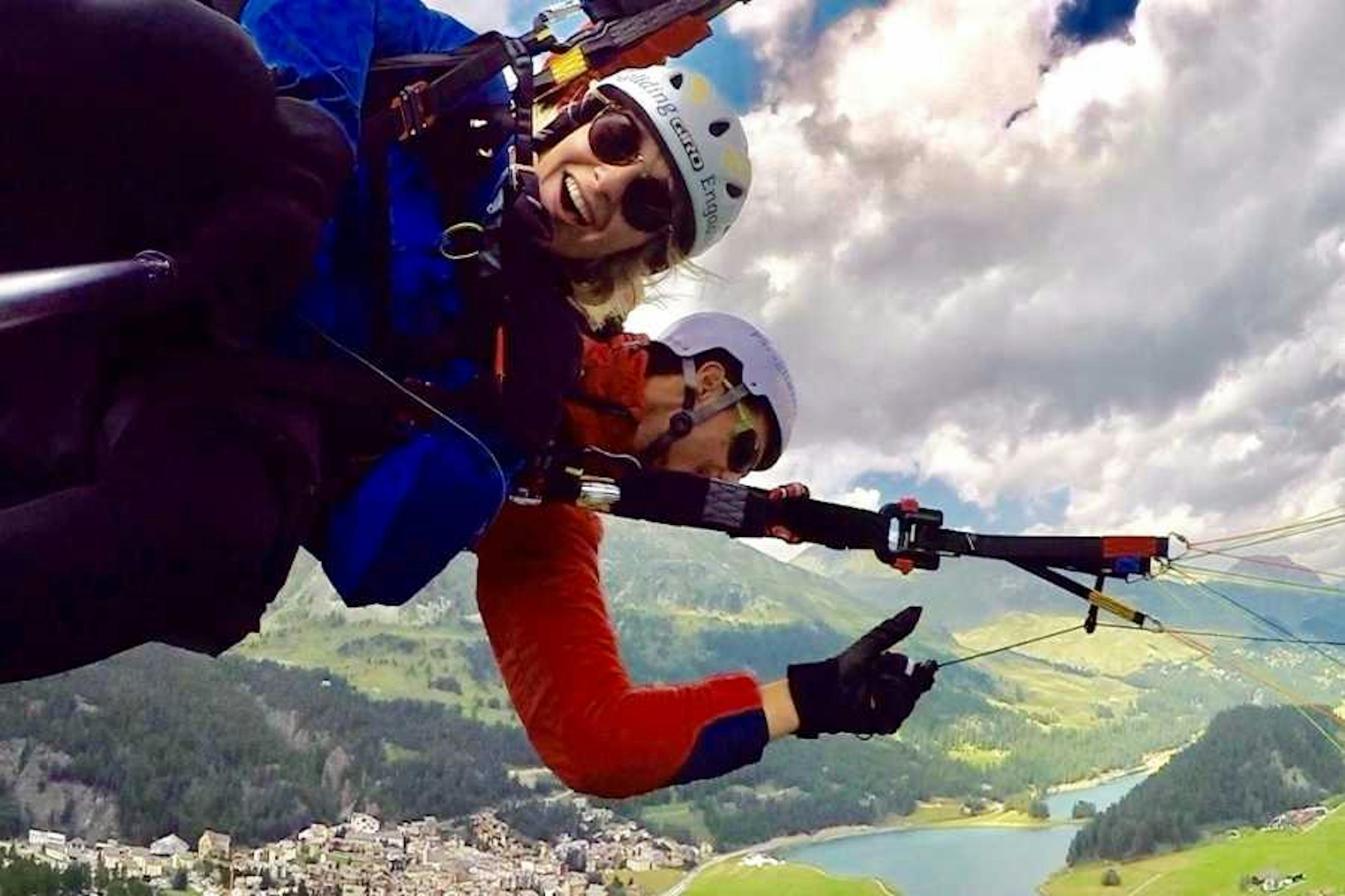 Adrenalin Junkie: Paragliding im Engadin mit perfektem Blick auf die Umgebung und grünen Bergen.