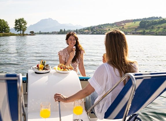 Pedalo Apero: Genieße die Zeit am Wasser mit Freunden, köstlichem Essen und herrlichem Ausblick.