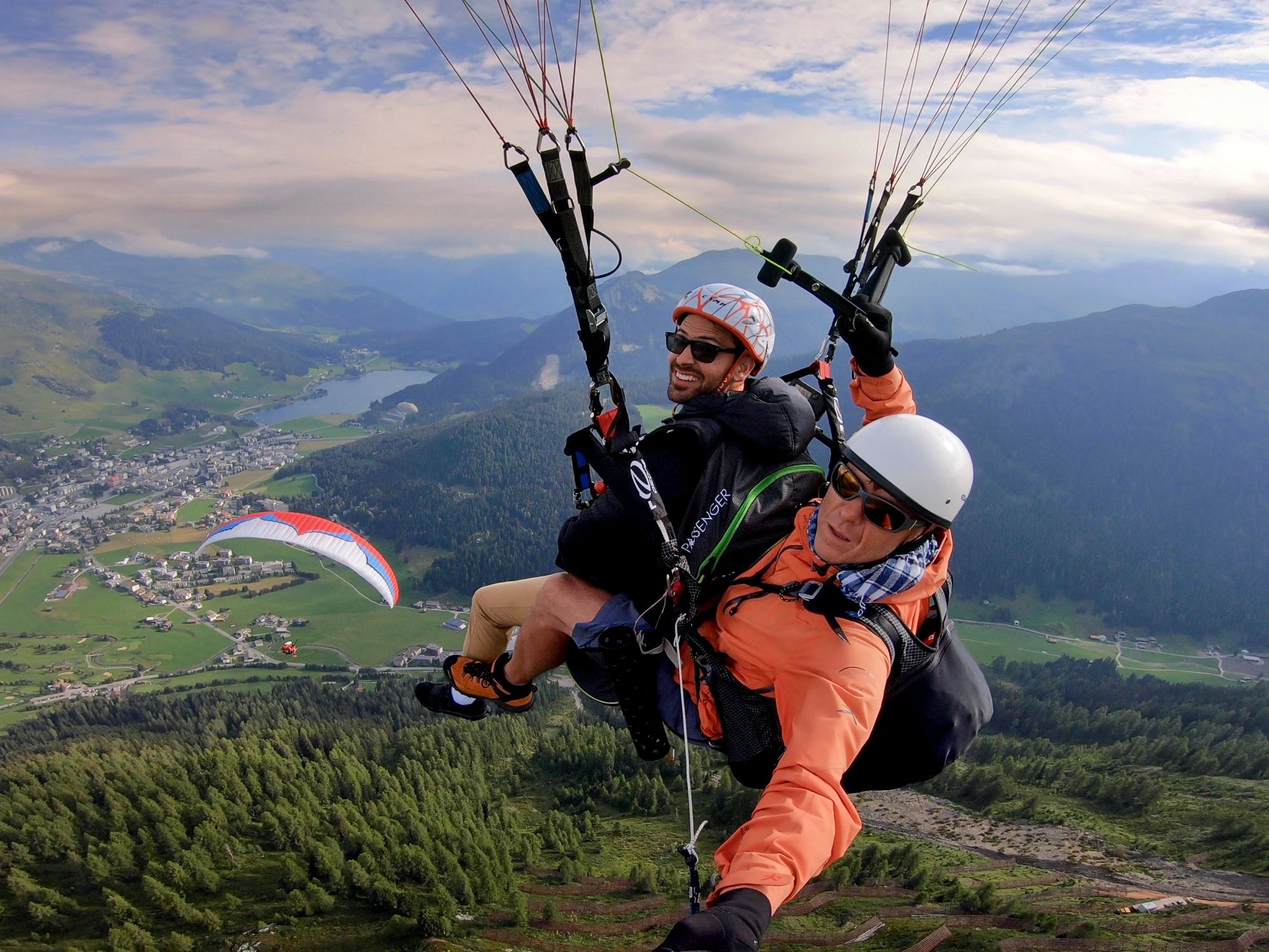 Parapente à Davos, deux personnes volent au-dessus du paysage