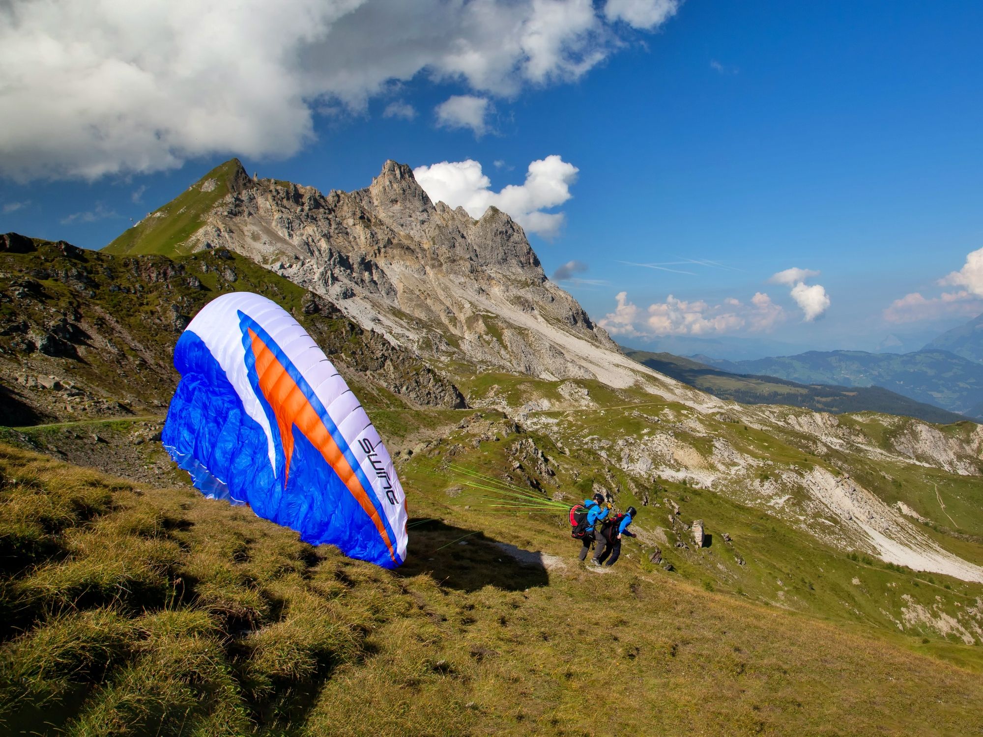 Paragliden in Klosters in de zomer met uitzicht op de bergen.